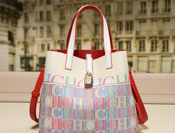 Carolina Herrera modelo de bolsos