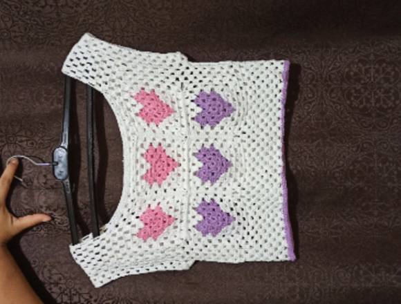 Blusa detalle de corazón crochet