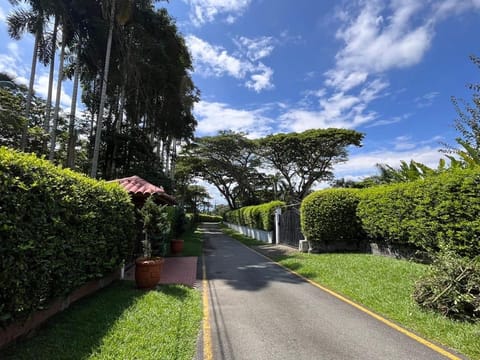 SE VENDE LOTE LINDANDO CON EL CLUB CAMPESTRE CONJUNTO CERRADO en La Tebaida (Municipio)