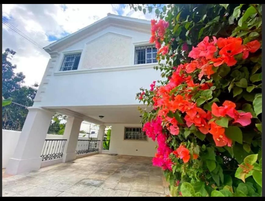 VENDO CASA EN LOS ALTOS DE ARROYO HONDO III en Santo Domingo de Guzmán (Municipio)