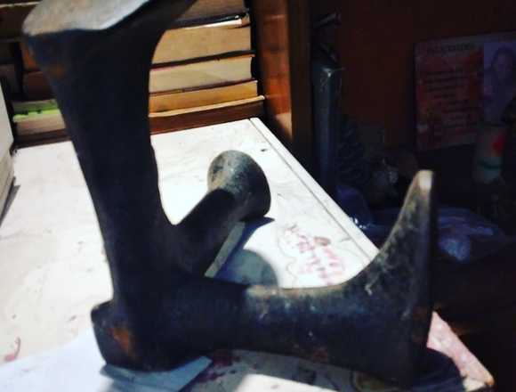 Tres pies Zapatero antiguo en Montevideo (Localidad)