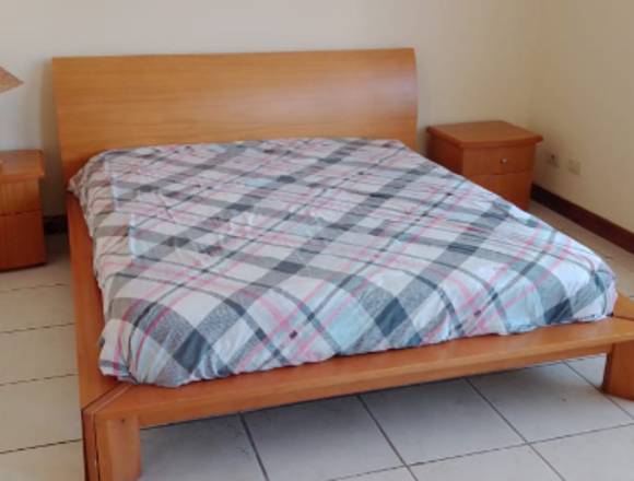 Cama matrimonial con mesas de noche y colchón en Santo Domingo (Cantón)