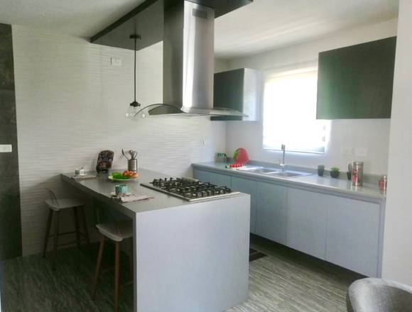CASA CERCANA A PLAZA COMERCIAL