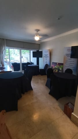 Mesas bajas con tapa de vidrio y mantel negro en Barranquilla (Municipio)