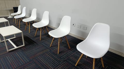ALQUILER DE SILLAS EAMES BLANCAS PARA EVENTOS EN CARTAGENA en Cartagena (Municipio)