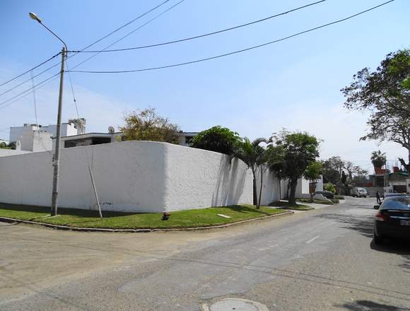 Casa en esquina El Golf en Víctor Larco Herrera (Distrito)