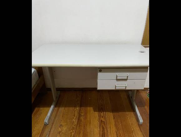 Escritorio cómodo en buenas condiciones en Montevideo (Localidad)