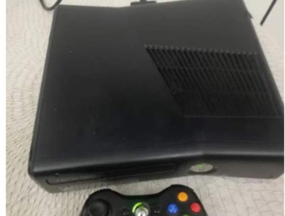 Vendo o Cambio Xbox 360 con 2 controles en Bogotá, D.C. (Municipio)
