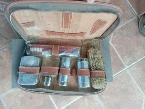 Neceser de viaje antiguo de cuero con frascos y cepillo en San Gregorio de Polanco (Localidad)