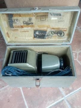 Proyector de diapositivas antiguo con valija original en San Gregorio de Polanco (Localidad)