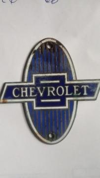Emblema Chevrolet original años 30, esmaltado azul en San Gregorio de Polanco (Localidad)