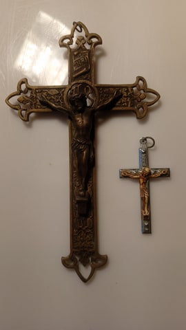 Lote religioso antiguo: crucifijo bronce, cruz esmaltada y Natividad en San Gregorio de Polanco (Localidad)