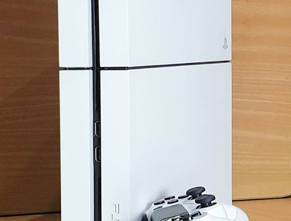 Sony Playstation 4 con 2 Joysticks y 4 juegos