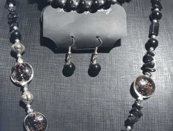 Collar y pendientes de cristal para mujer.