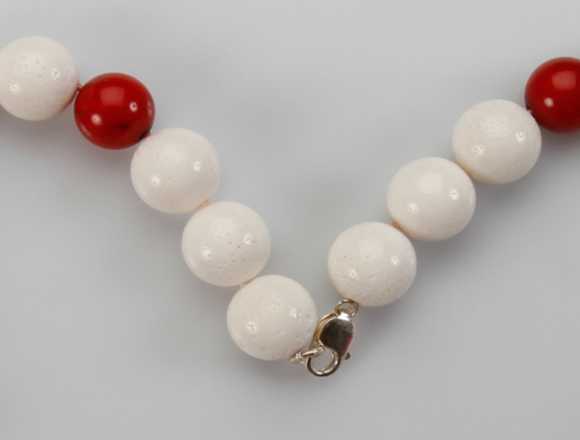 Collar para mujer de coral blanco y coral rojo en Vila-Real (Municipio)