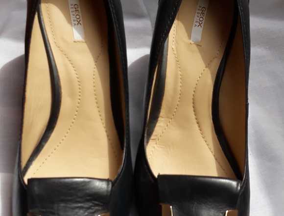 Zapatos para mujer de piel de la marca Geox.