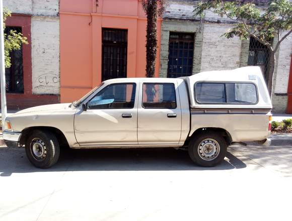Vendo Toyota Hilux doble cabina con pick up en Santiago (Comuna)