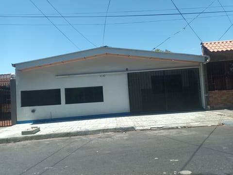 ALQUILO CASA PARA OFICINA-CLINICA-AGENCIA-BUFETES-SIMILARES en Ciudad Sandino (Municipio)