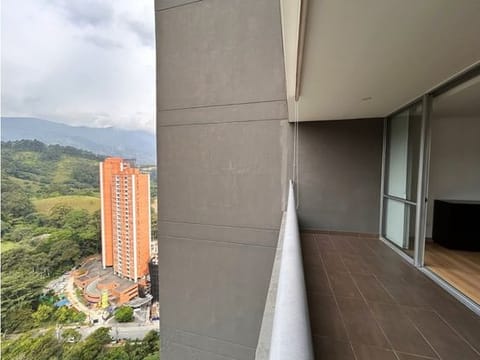VENTA DE APARTAMENTO PISO ALTO EN UNIDAD CERRADA EN SABANETA