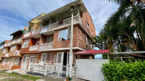 CASA MESITAS DEL COLEGIO RENTANDO BARRIO LA CASTELLANA en El Colegio (Municipio)