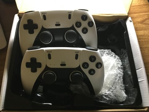 Consola 4K Game Stick M8S + 2 controles inalámbricos (como nueva) en David (Distrito)
