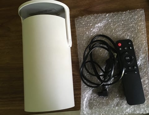 Mini proyector LED portátil con control remoto (como nuevo) en David (Distrito)