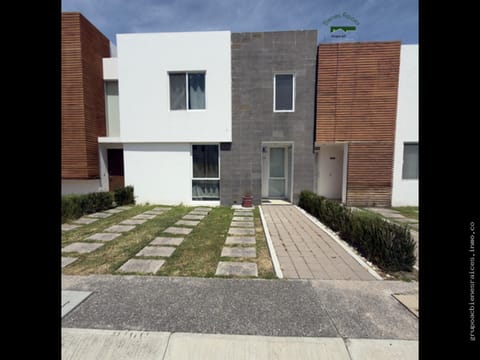 RENTA CASA AMUEBLADA EN EL SILENCIO JURIQUILLA SANTA FE R-1346