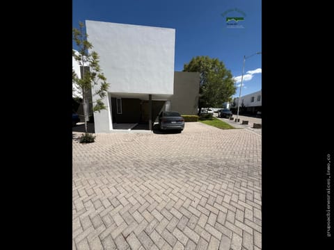 RENTA CASA EN NUEVO CAPRICHO SANTA FE R-1341