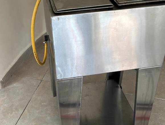 FRITADORA, MAS DOS MOSTRADORES DE ALUMINIO en Medellín (Municipio)