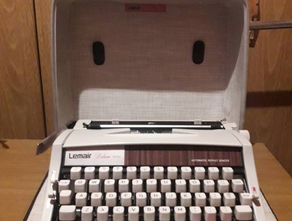 Maquina de escribir con su estuche en Lomas de Solymar (Localidad)