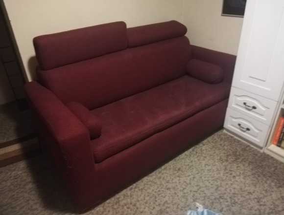 Sofá cama color vino en buen estado – Quito