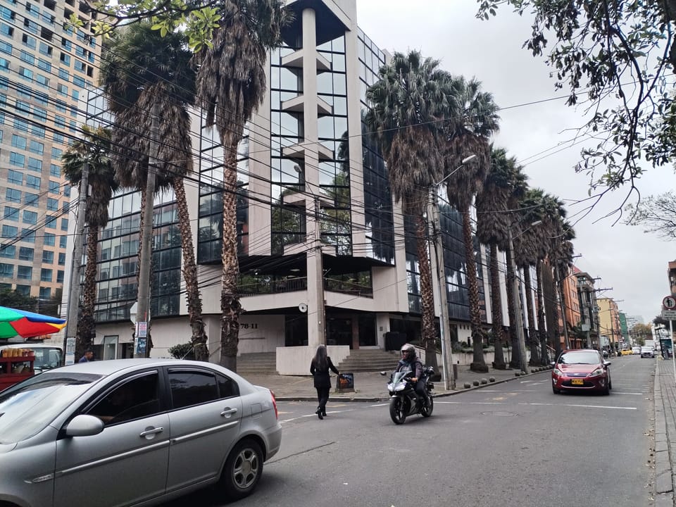 OFICINA VENTA/ARRIENDA EL LAGO EDIF. OIKOS II DE 309 M2 en Bogotá, D.C. (Municipio)